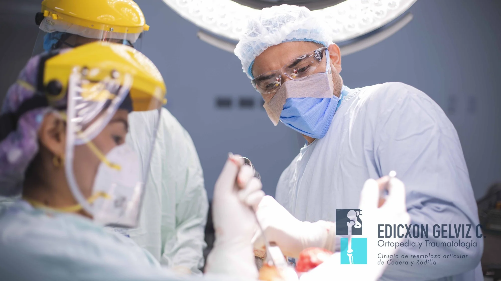 Dr. Edicxon Gelviz realizando cirugía de cadera con abordaje anterior bikini