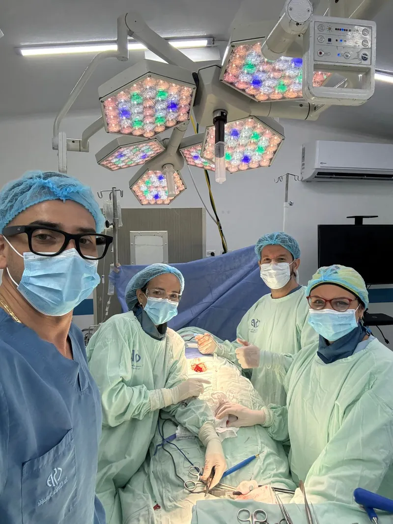 Equipo quirúrgico del Dr. Gelviz en Clínica Santa Ana durante artrodesis de columna